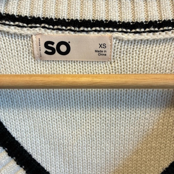 SO Women's V-Neck Cable Knit Sweater Vest - Cream and Black - Picture 2 of 4